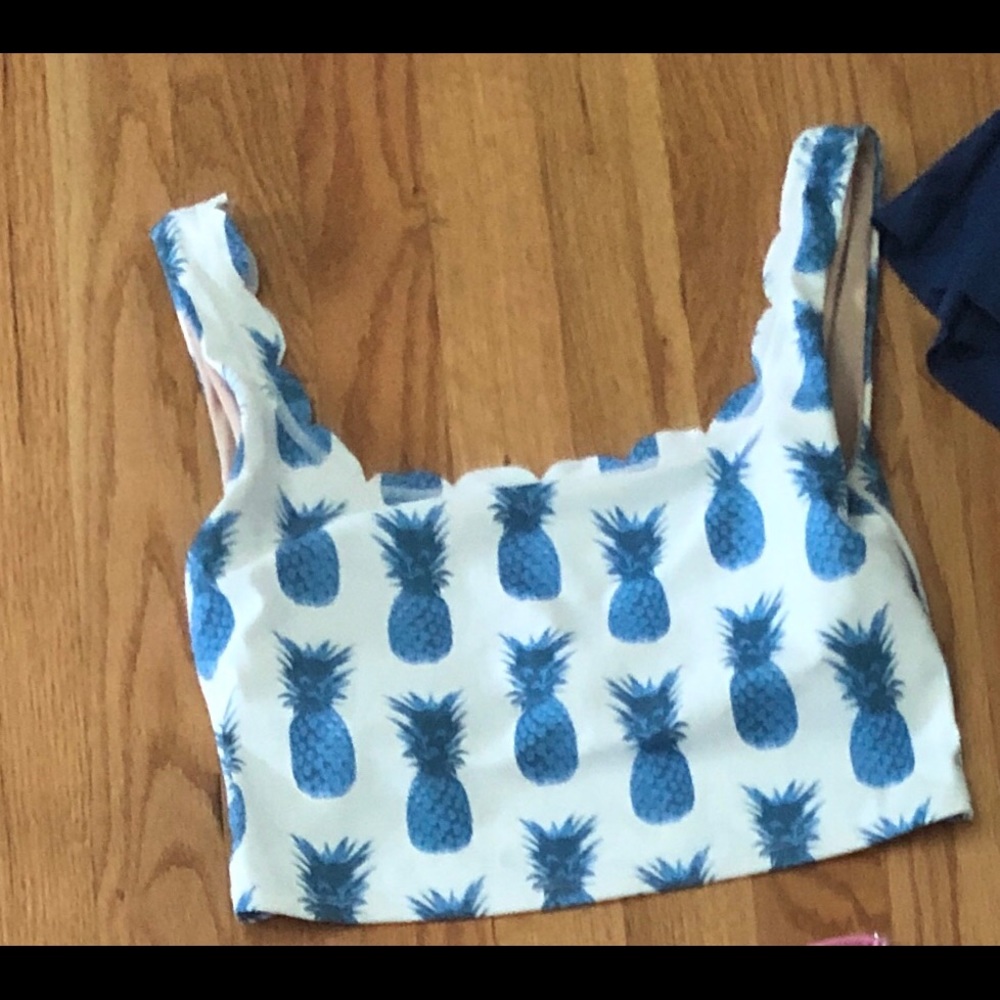 Kortni Jeane blue pineapple scallop top sz small